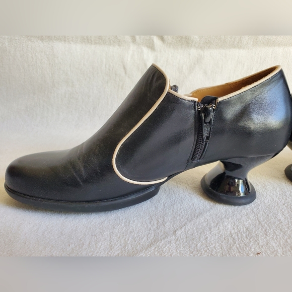 John Fluevog Enneagram Lace Up Shoe - Receptive (Size 8.5 in Black) - Picture 5 of 9